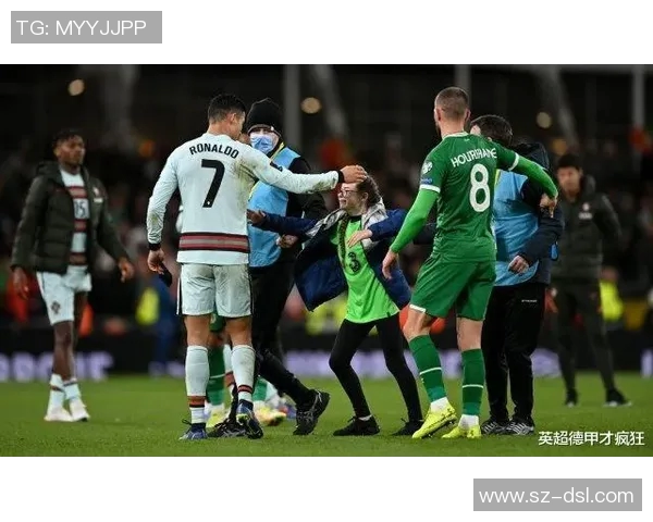 欧冠赛场惊现奇葩一幕球迷冲入场内强抢C罗球衣